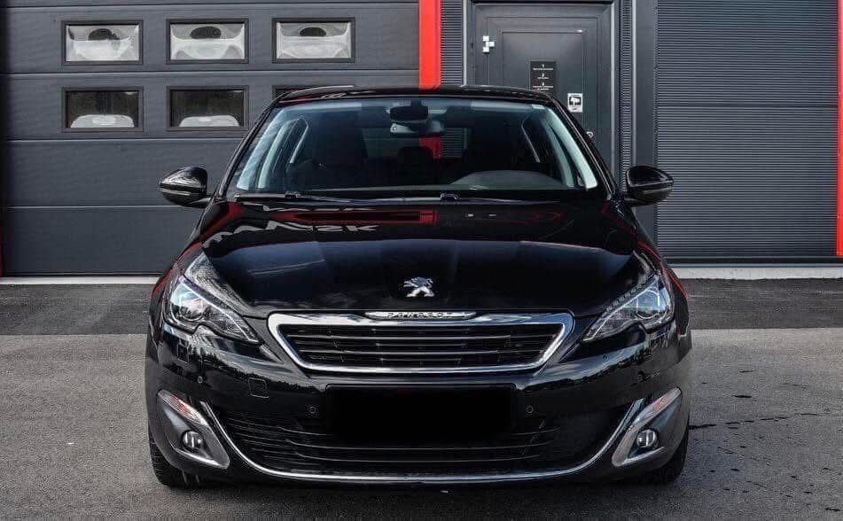 Peugeot 308 Allure 1,2 PureTech 130 CH / 2017 / Manual / Diesel / 5 lugares / 92 433 (certificado)