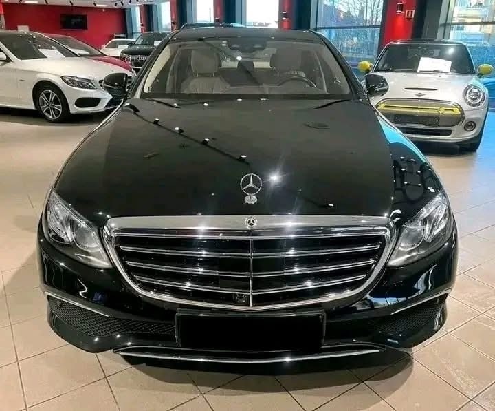 Mercedes-Benz Classe E 2.0 / E 350e / Hybride / Exécutif / Luxury / Widescreen / Webasto / Hook / UE ok / Skin / Entretien ok /