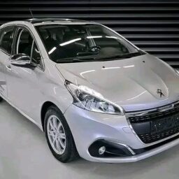 Peugeot 208 1.2 / Puretech / Croisière / Pano / UEok / 5 Places / Tissu / Isofix / Entretient ok / Cruise / Xenon / R-Cam / Navi / DAB+
