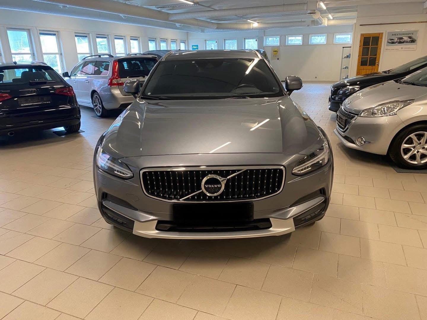 Volvo V90 Cross-CountryD4 AWD automatique.