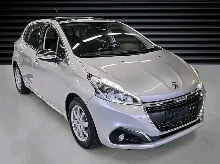 Peugeot 208 1.2 / Puretech / Cruise / Pano / UEok / 5 Lugares / Tecido / Isofix / Manutenção ok / Cruise / Xenon / R-Cam / Navi / DAB+ Ano: 2017